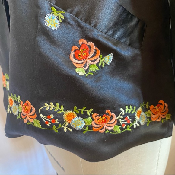 Vintage XS/S silk black heavily embroidered jacket. - Picture 4 of 9
